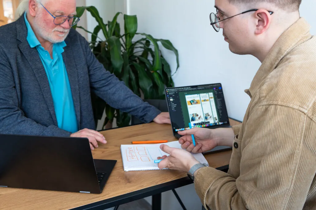 Erstgespräch in einem modernen Büro