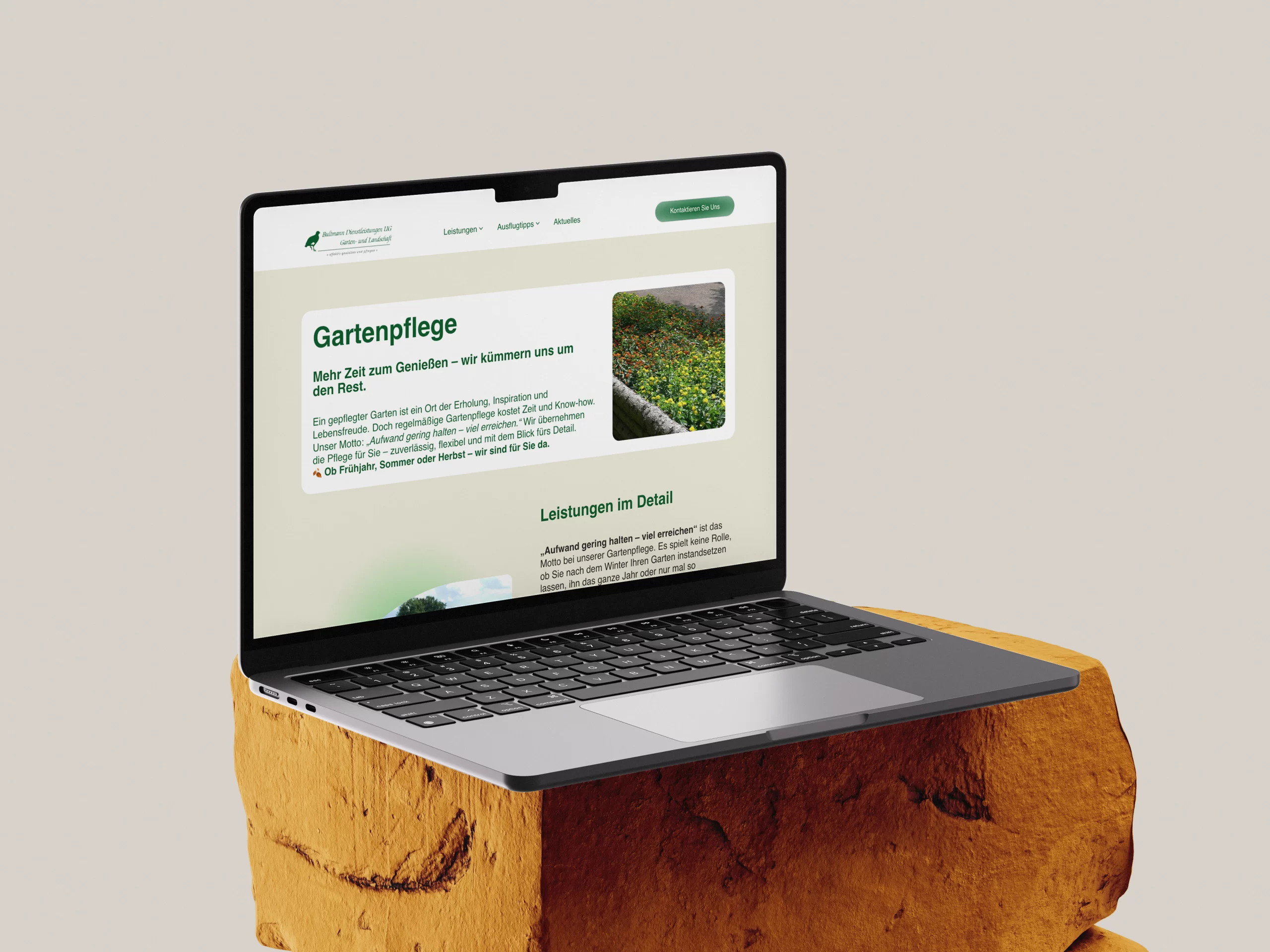 MacBook mit einer Website über Gartenpflege, die Informationen und Dienstleistungen anzeigt.