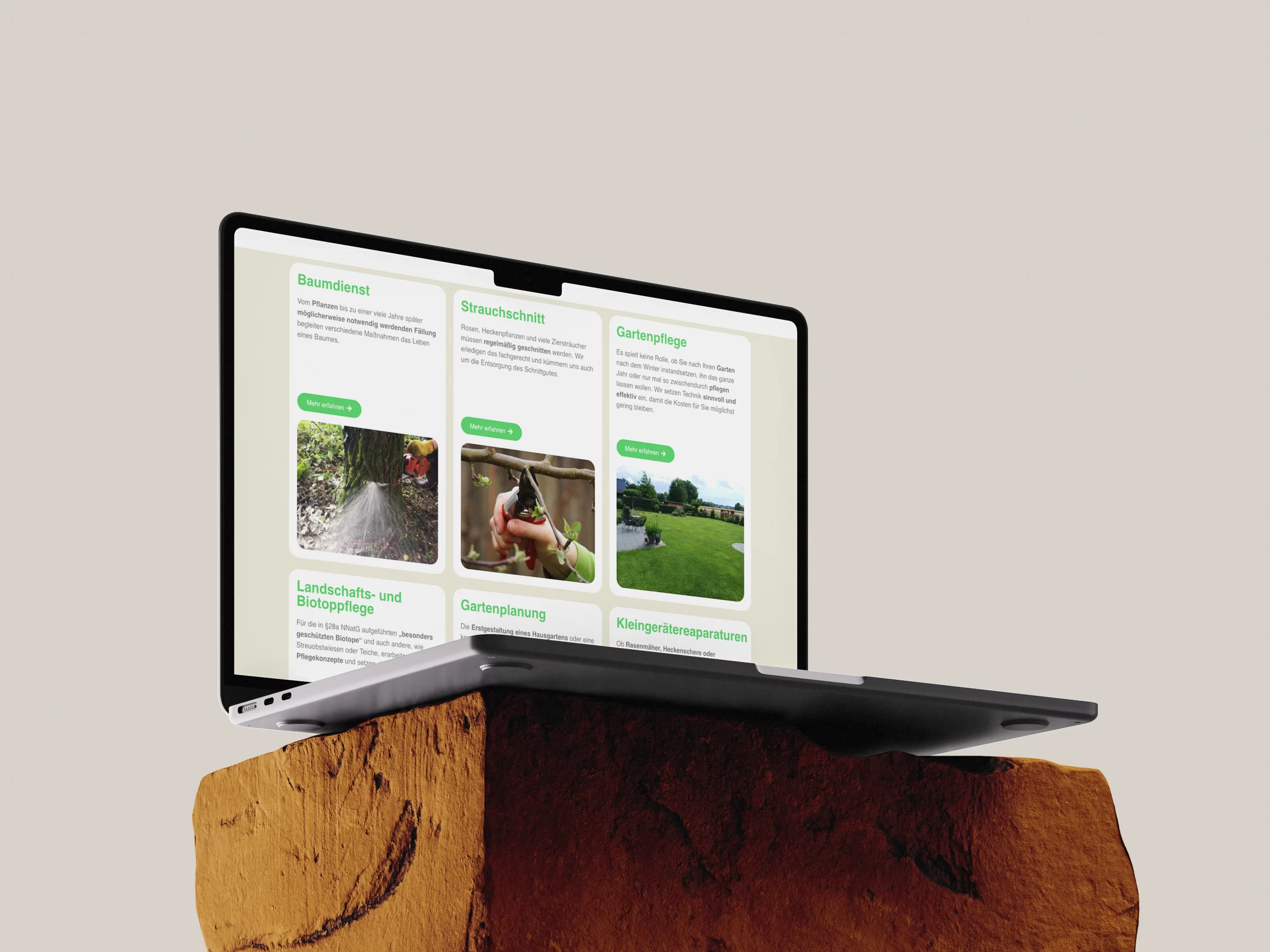 Ein Laptop, der eine Gartenpflege-Website mit verschiedenen Dienstleistungen anzeigt.