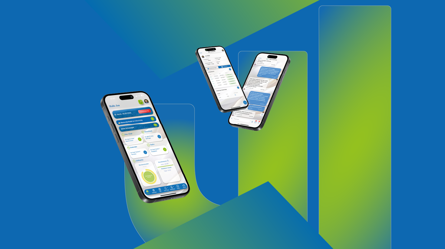 Drei Smartphones zeigen die Benutzeroberfläche einer App auf einem blauen Hintergrund.
