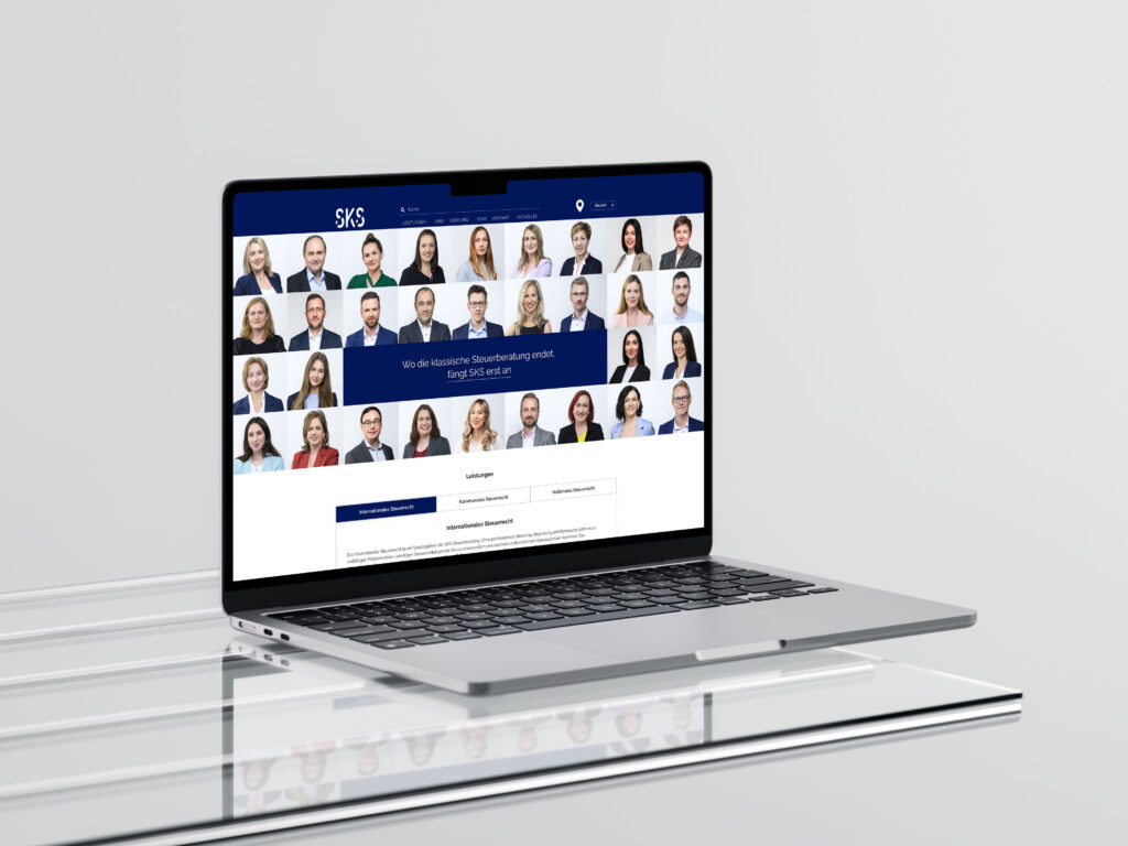 Macbook Air auf einem Glastisch mit offener Website der SKS Steuerberatung