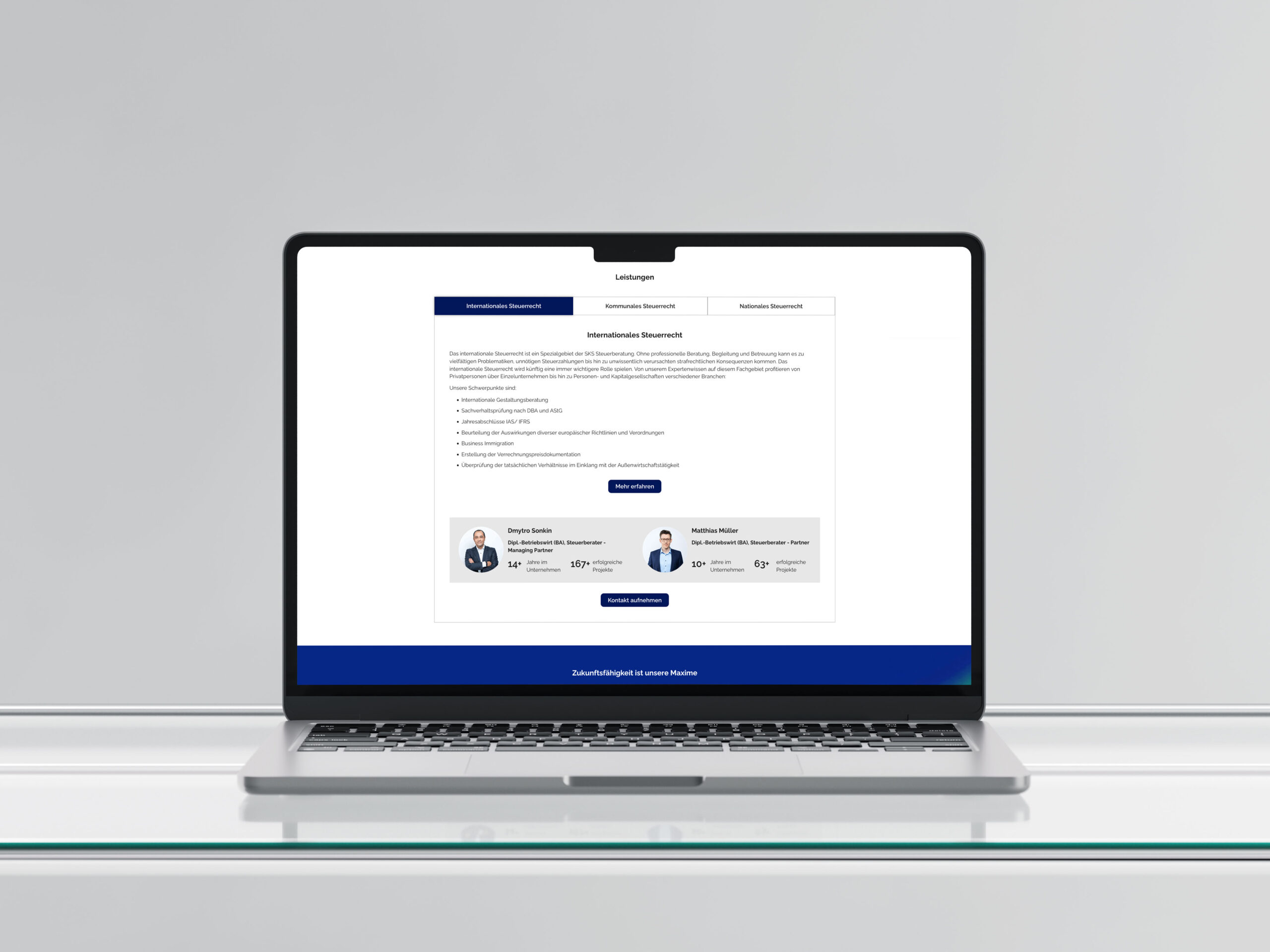 Macbook Air auf einem Glastisch mit offener Website der SKS Steuerberatung