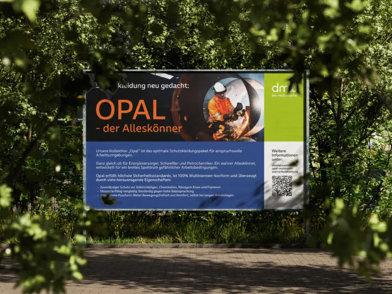 Außenwerbetafel mit blauer Fläche und orangenen Akzenten.
