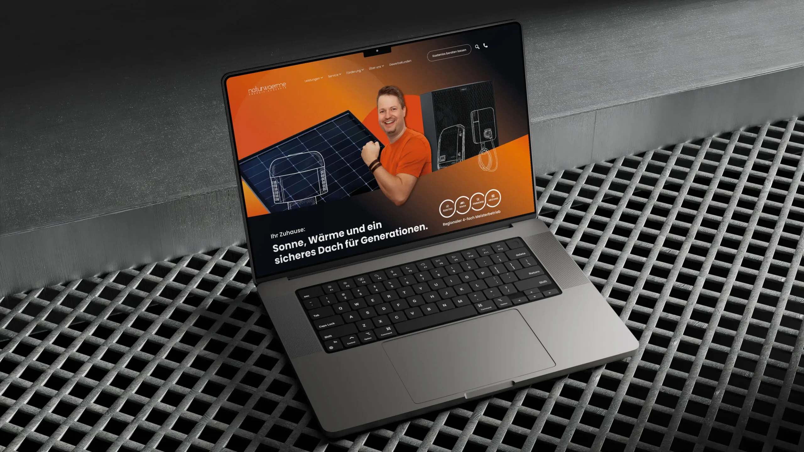 Macbook Pro auf Designertisch aus Eisen
