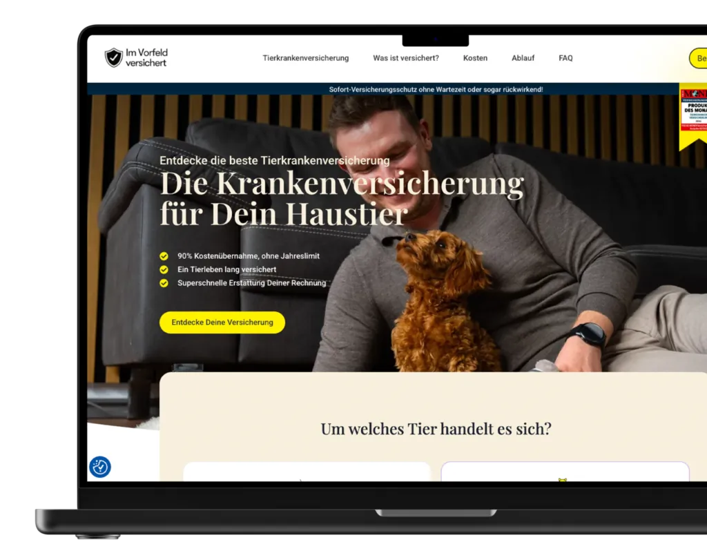 heinmedia kreativagentur Mann mit einem Hund auf dem Schoß, der auf einem Laptop arbeitet.