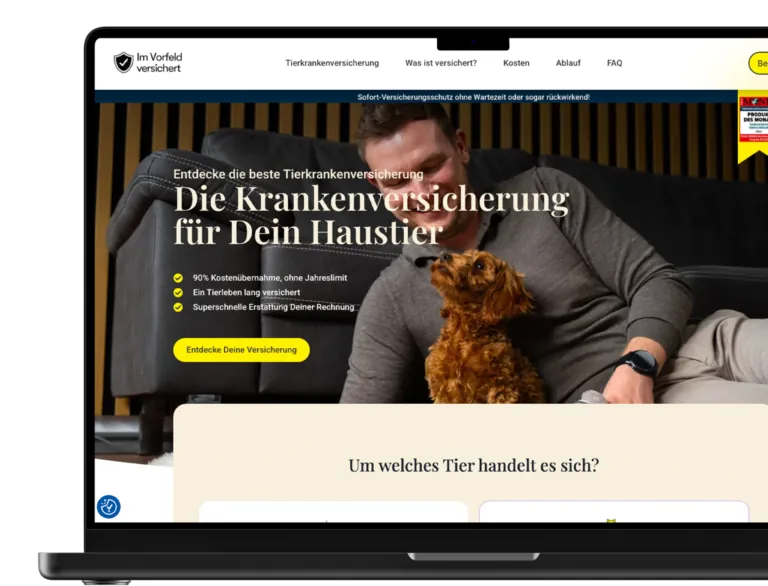 heinmedia kreativagentur Mann mit einem Hund auf dem Schoß, der auf einem Laptop arbeitet.