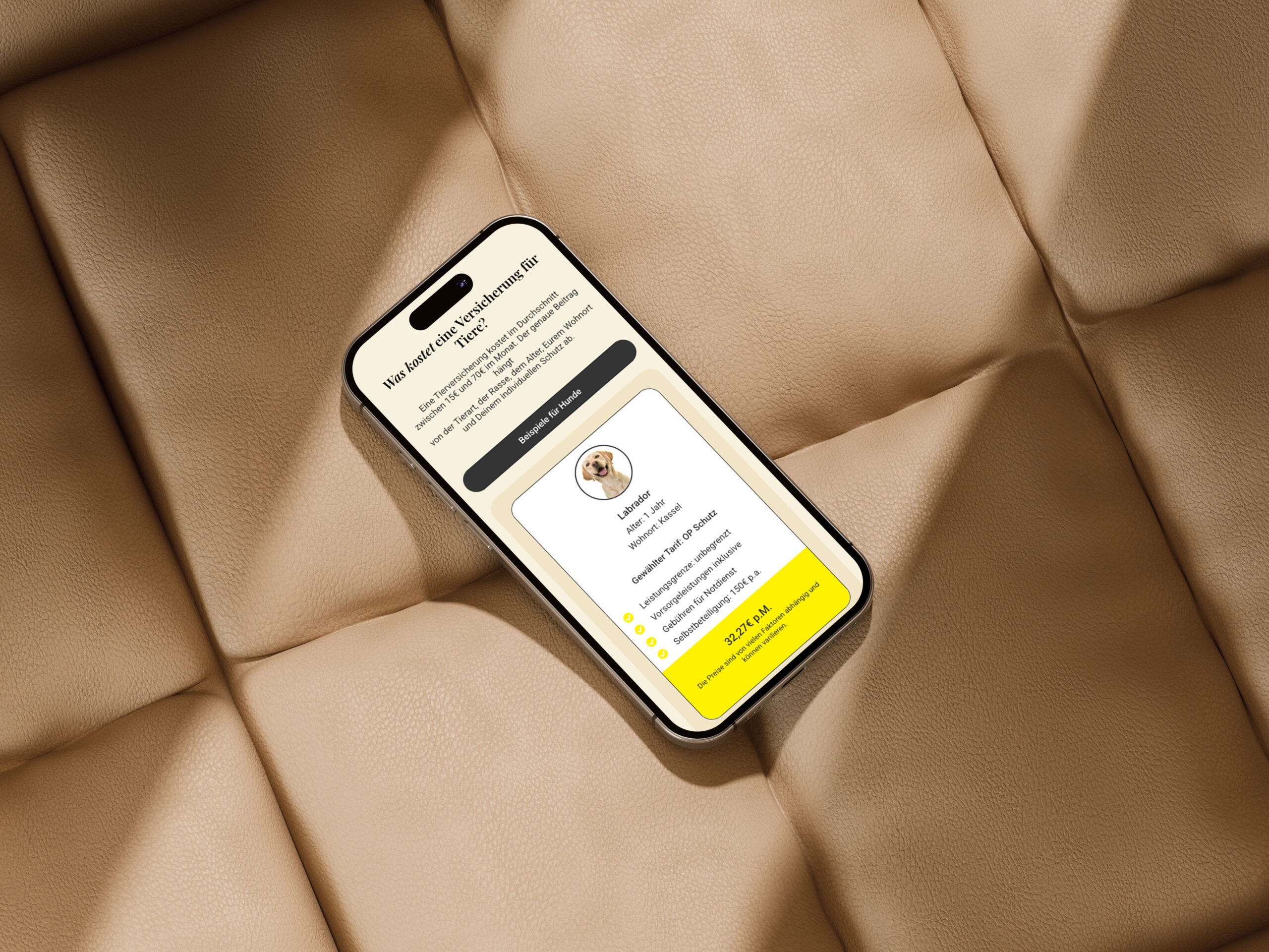 Smartphone auf einem beigen Sofa mit einer Benutzeroberfläche, die Informationen anzeigt.