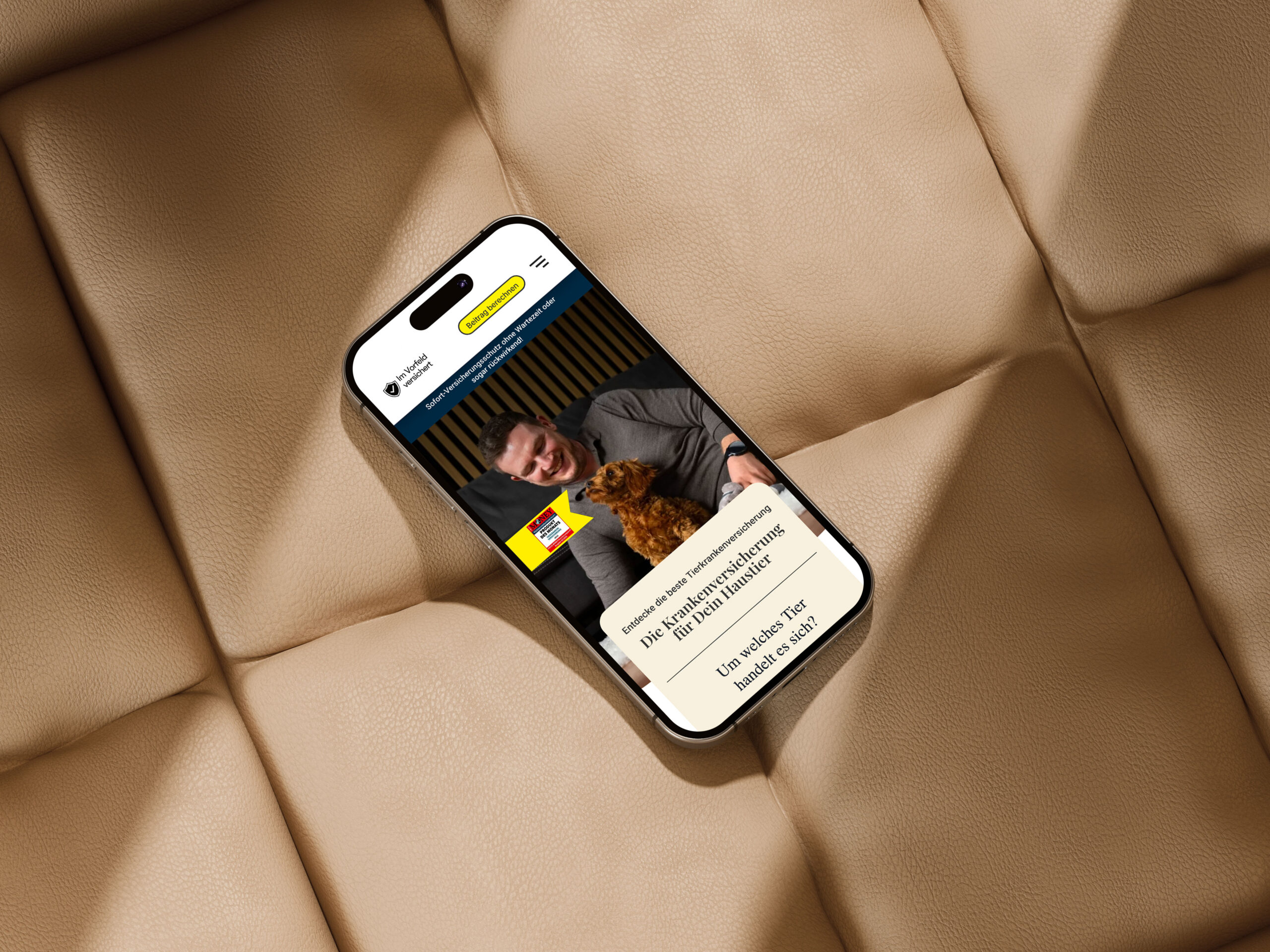 Ein iPhone liegt auf einem beigen Sofa mit einer geöffneten App-Anzeige.