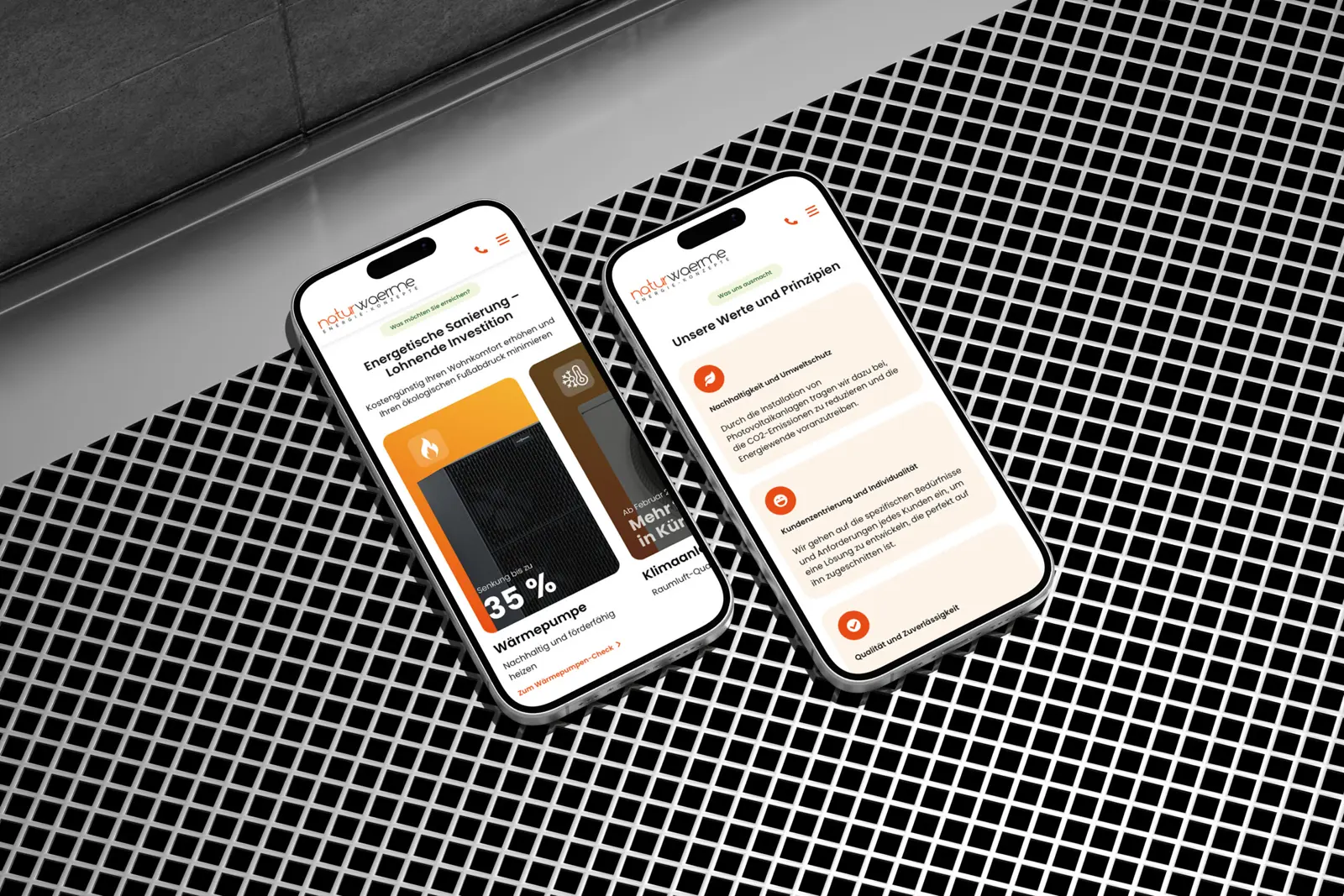 Zwei Smartphones mit einer Webseite auf dem Bildschirm, die Informationen und Grafiken anzeigt.