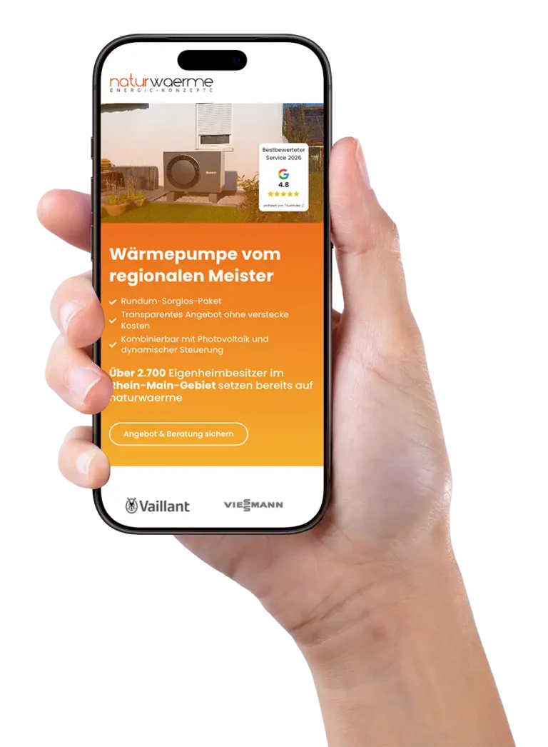 heinmedia kreativagentur Naturwärme Markenlogo auf Smartphone-Display, Hand hält iPhone mit orangeem Werbe-Layout zur Wärmepumpe, zeigt regionale Meisterleistungen und Logo von Vaillant/Viesmann