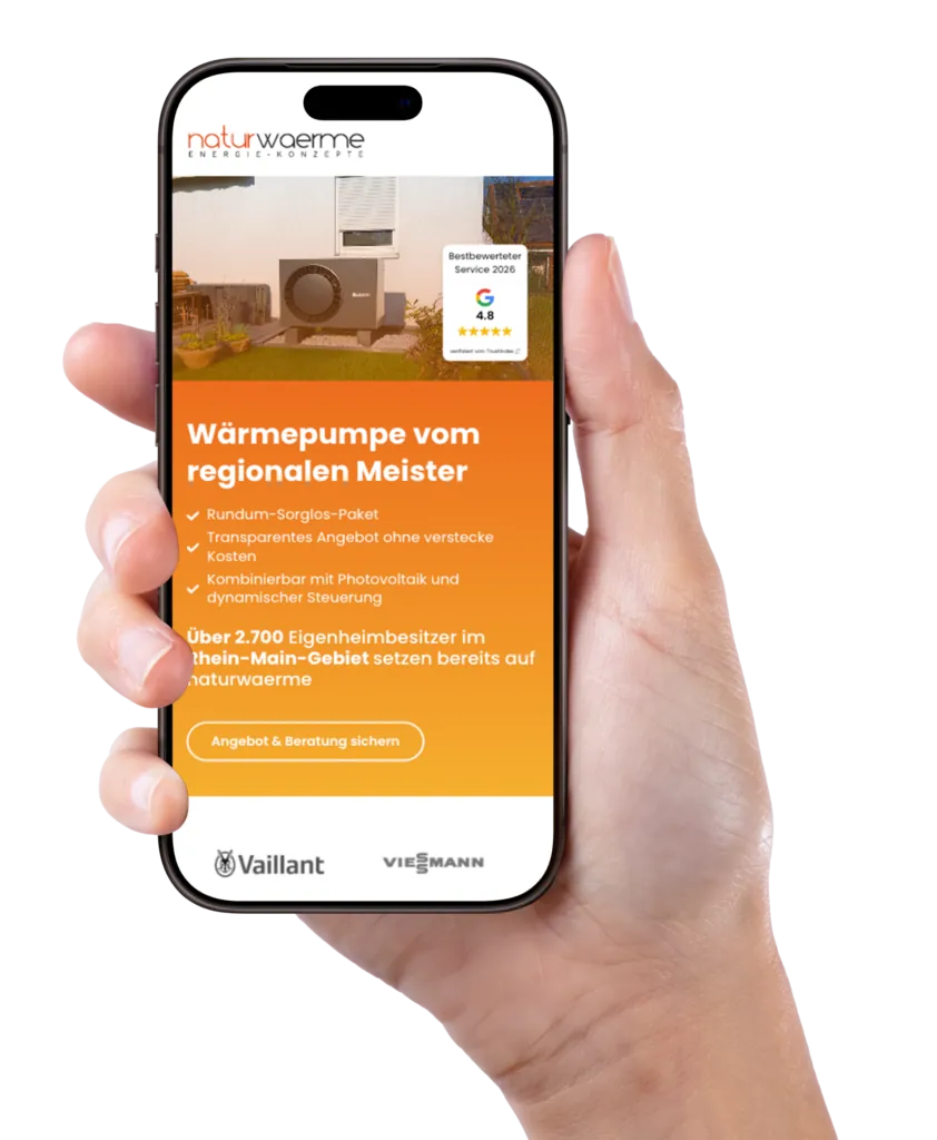 heinmedia kreativagentur Hand hält ein Smartphone, das eine Webseite über Wärmepumpen von Vaillant und Viessmann zeigt.