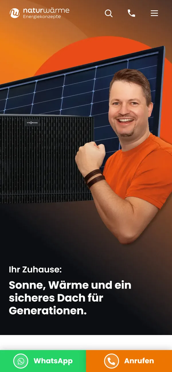 naturwärme-Website auf dem Smartphone: Startseite mit Mann vor Solarmodul, darunter die Headline und eine feste Leiste für WhatsApp und Anruf