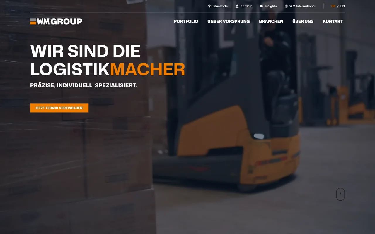 Startseite der WM-GROUP-Website am Desktop: Video mit Stapler im Lager, Headline „Wir sind die Logistikmacher“ und Button „Jetzt Termin vereinbaren!“