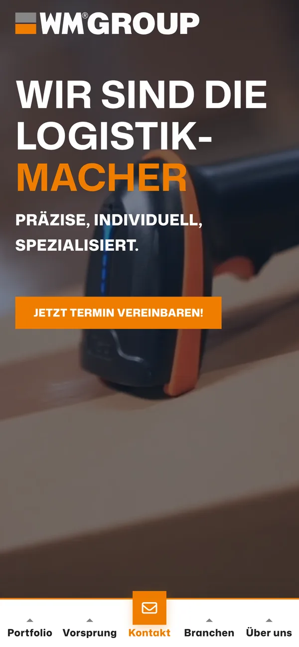 Startseite der WM-GROUP-Website auf dem Smartphone mit der Headline „Wir sind die Logistikmacher“, Termin-Button und fester Navigationsleiste am unteren Rand