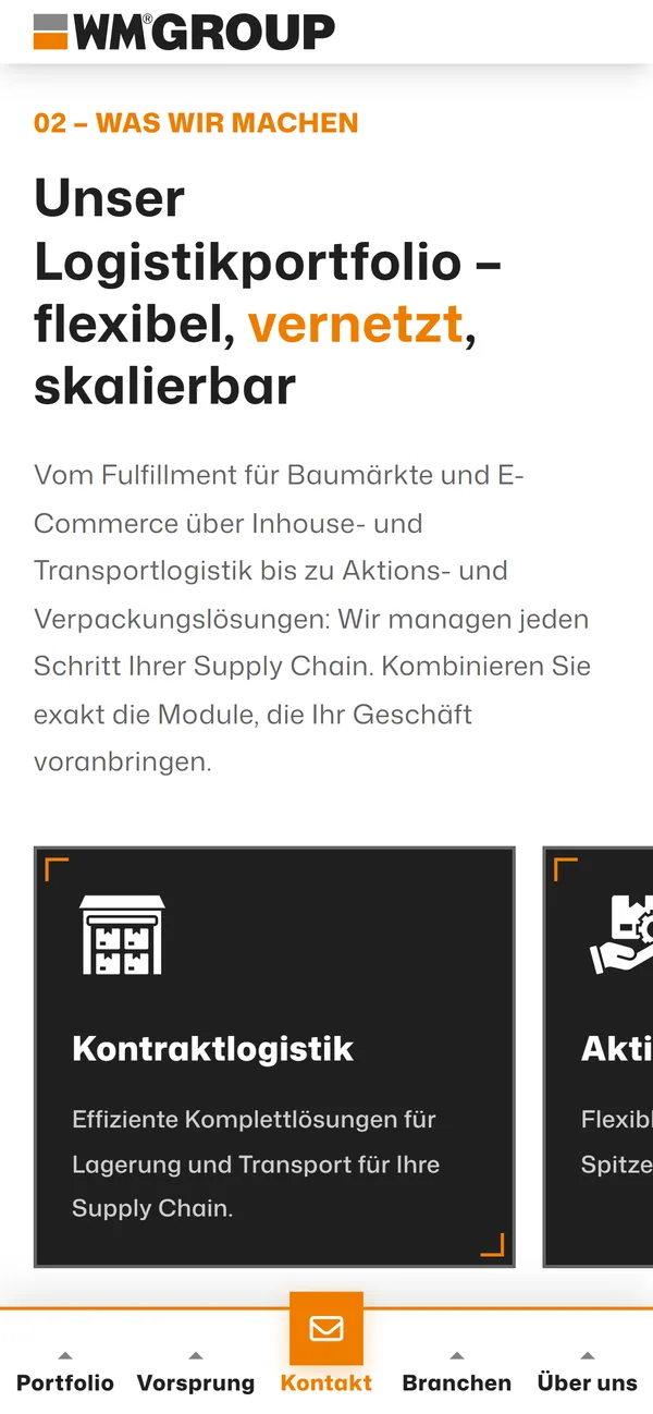 WM-GROUP-Website auf dem Smartphone: Bereich „Unser Logistikportfolio“ mit dunklen Leistungskarten nebeneinander, beginnend mit Kontraktlogistik