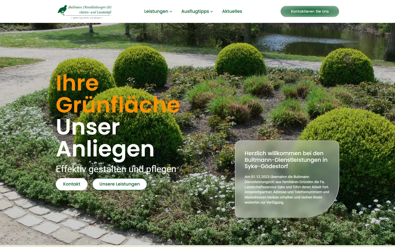 Website von Bultmann Dienstleistungen am Desktop: Startseite mit Parkfoto und Buchskugeln, Headline „Ihre Grünfläche“ in Orange, zwei Buttons und Milchglas-Karte mit Willkommenstext.