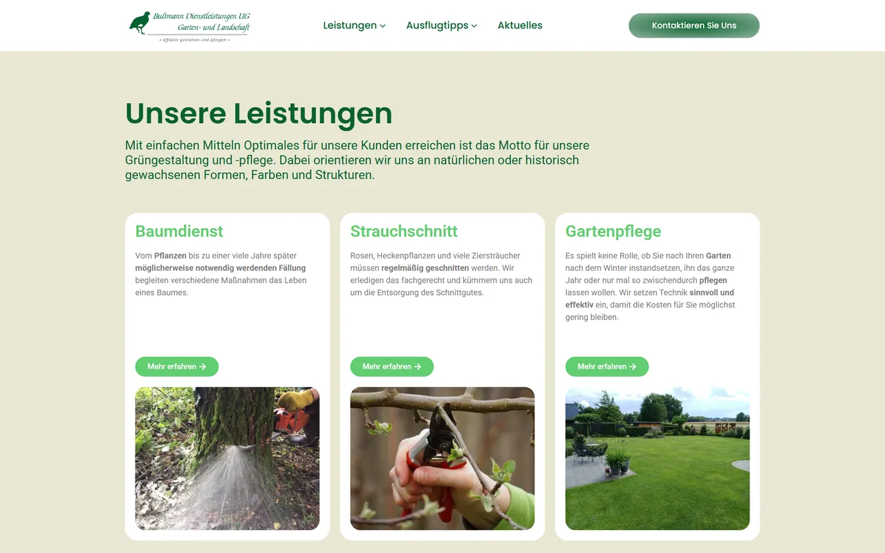 Website von Bultmann Dienstleistungen am Desktop: Abschnitt „Unsere Leistungen“ mit weißen Karten für Baumdienst, Strauchschnitt und Gartenpflege, je mit Kurztext, Button und Foto.