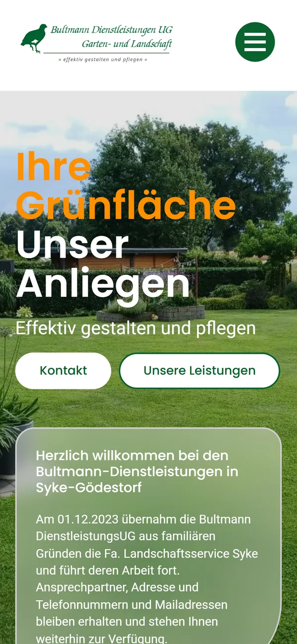 Website von Bultmann Dienstleistungen auf dem Smartphone: Startseite mit eigenem Motiv aus Rasen und Baum, zweifarbiger Headline und den Buttons „Kontakt“ und „Unsere Leistungen“.
