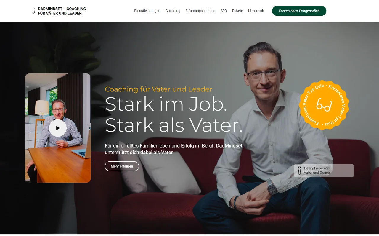 DadMindset-Landingpage am Desktop: Porträt von Coach Henry Fiebelkorn auf einem roten Sofa, links eine Videokarte mit Play-Button, mittig die Headline „Stark im Job. Stark als Vater.“