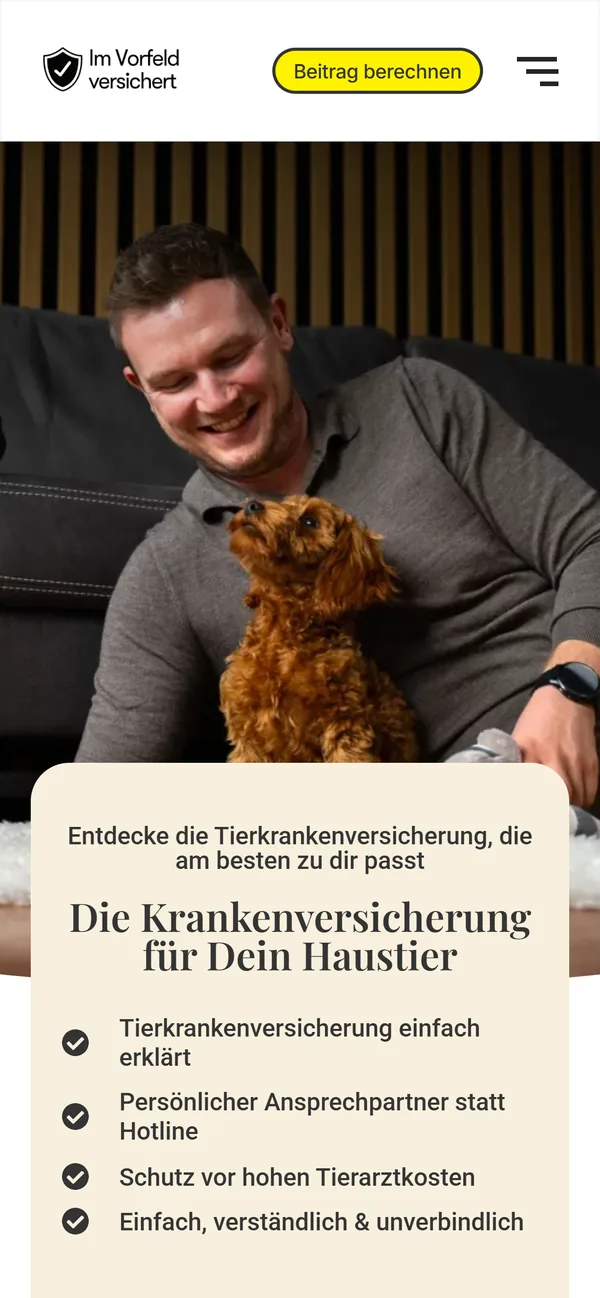 Landingpage von Im Vorfeld versichert auf dem Smartphone: Kopf mit gelbem Button „Beitrag berechnen“, Foto mit Mann und Welpen, darunter eine Karte mit Headline und vier Vorteilen.