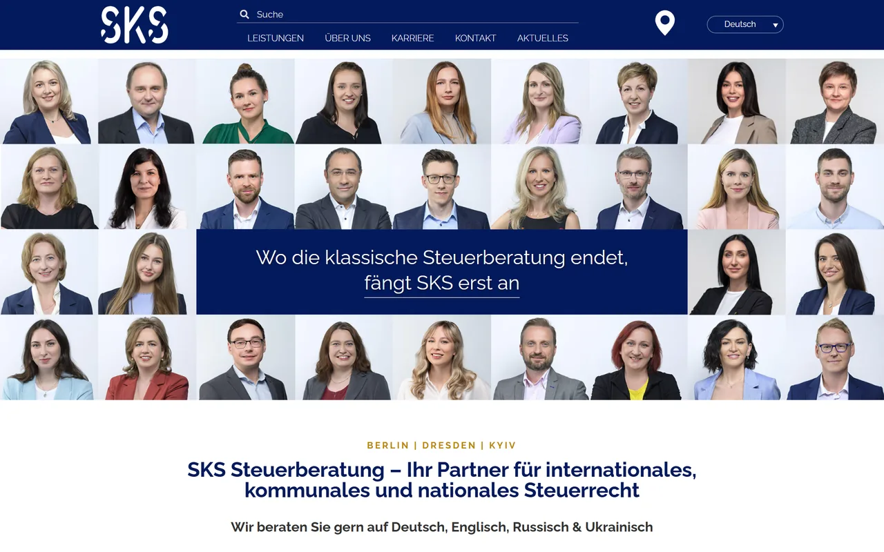 Website der SKS Steuerberatung am Desktop: Porträt-Mosaik des Teams mit dem Claim in einem dunkelblauen Feld, darunter Standortzeile und Hauptüberschrift.
