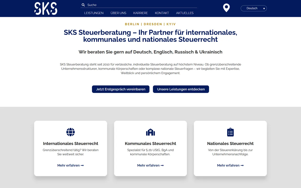 Website der SKS Steuerberatung am Desktop: Einleitung, Schaltflächen zu Erstgespräch und Leistungen, drei weiße Karten für internationales, kommunales und nationales Steuerrecht.
