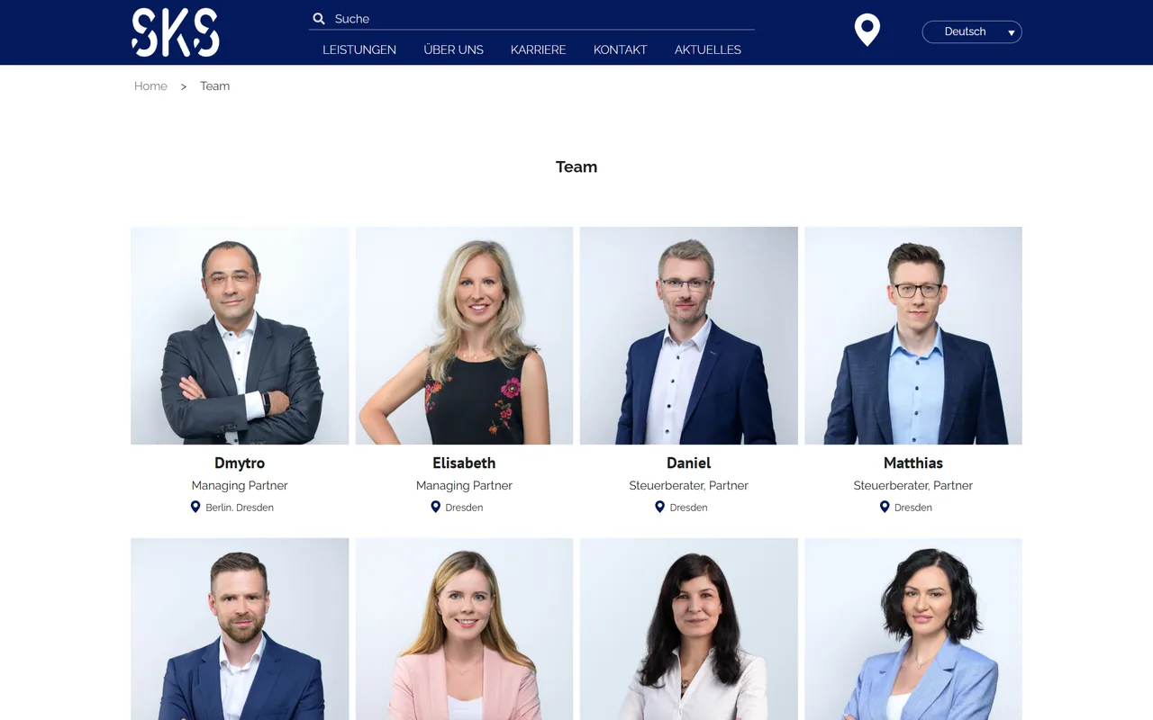 Teamseite der SKS Steuerberatung am Desktop: Raster aus Studio-Porträts, unter jedem Foto Vorname, Funktion und Standort mit Pin-Symbol.