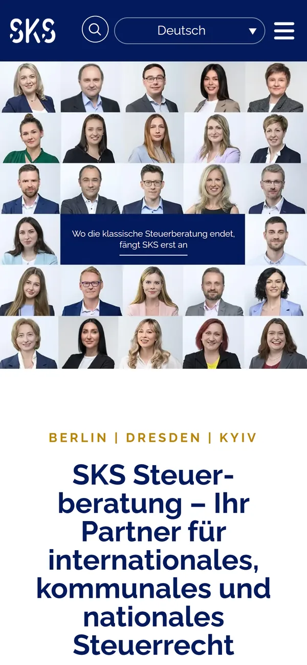 Website der SKS Steuerberatung auf dem Smartphone: kompakter Kopf mit Sprachauswahl, Porträt-Mosaik in fünf Spalten und die Überschrift zum Steuerrecht.