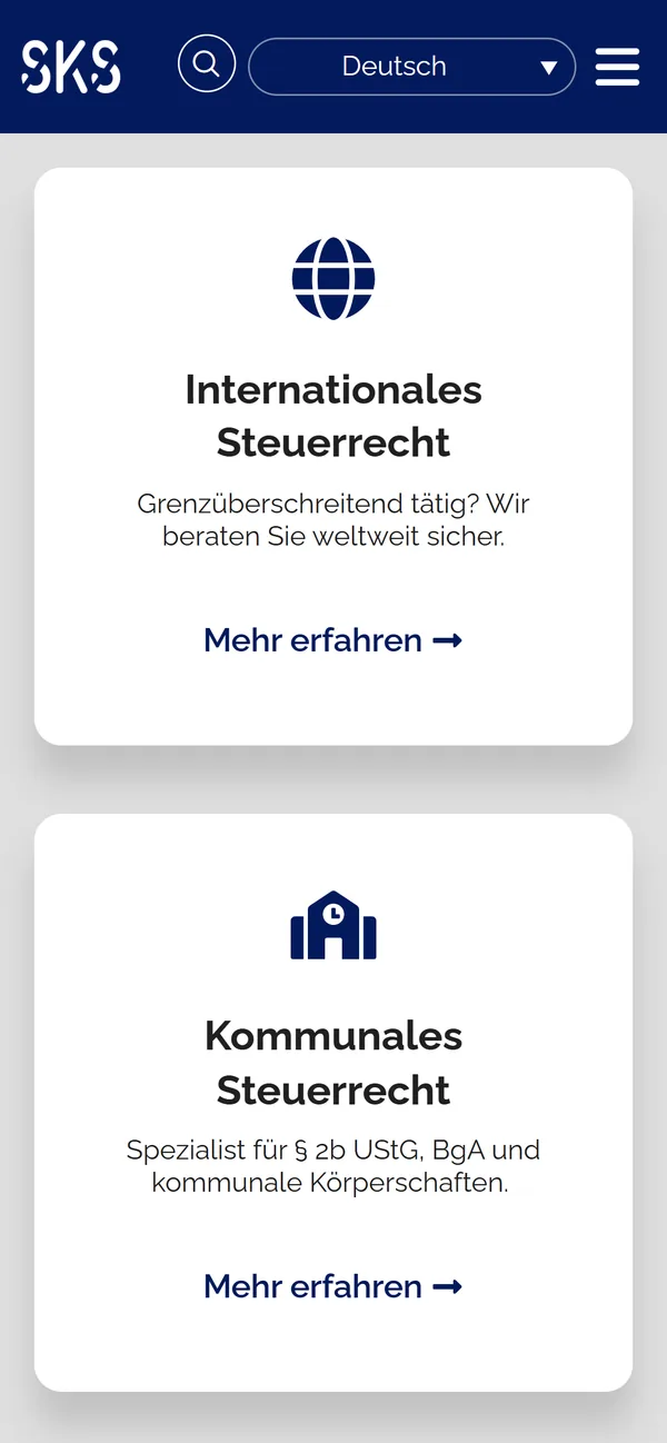 Website der SKS Steuerberatung auf dem Smartphone: gestapelte Karten für internationales und kommunales Steuerrecht mit Icon, Kurztext und Link „Mehr erfahren“.