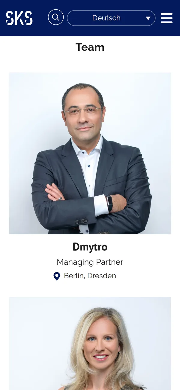 Teamseite der SKS Steuerberatung auf dem Smartphone: großes Porträt eines Managing Partners mit Standort Berlin und Dresden, darunter beginnt das nächste.