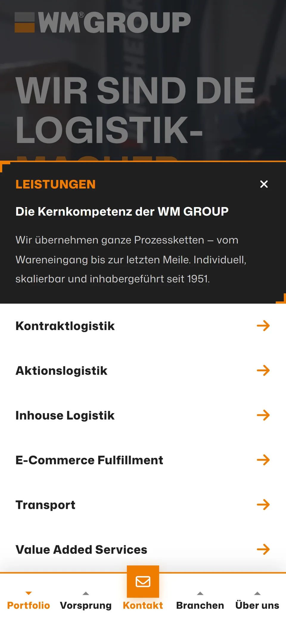 WM-GROUP-Website auf dem Smartphone: Tab-Leiste am unteren Rand mit orangem Kontakt-Button in der Mitte, darüber das geöffnete Menü mit sechs Leistungen